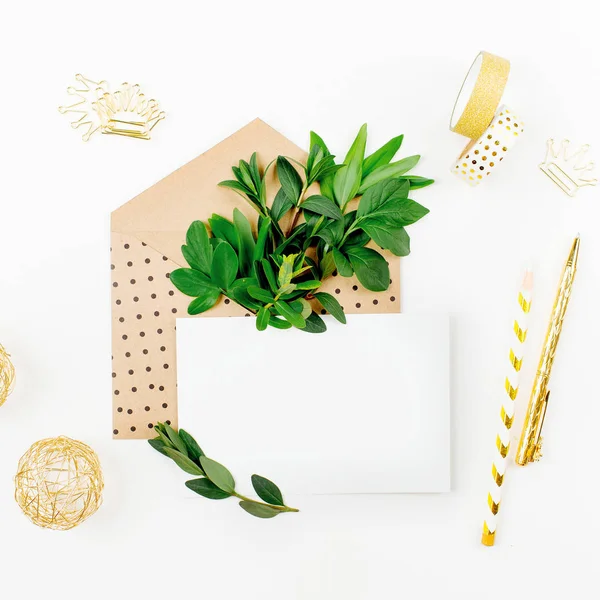 Zarf, boş kart, bileşimi yeşil yaprakları ve altın başı işleri ile tarz Resepsiyon. 