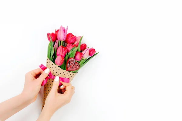 Primo Piano Mani Femminili Che Tengono Bouquet Con Tulipani Rosa — Foto Stock