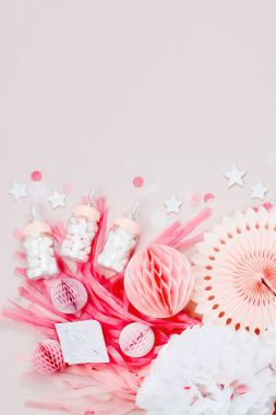 Pembe ve beyaz kağıt süsleme ve süt şişeleri ile şeker bebek duş parti.