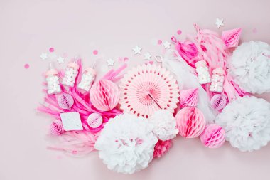 Pembe ve beyaz kağıt süsleme ve süt şişeleri ile şeker bebek duş parti.
