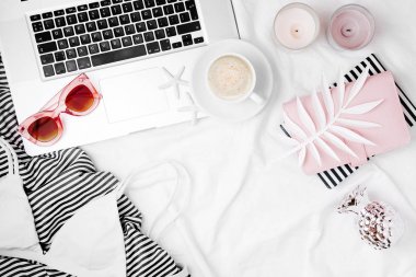 Dizüstü bilgisayar, Mayo, güneş gözlüğü, notebook, mumlar ve sabah kahve yatakta