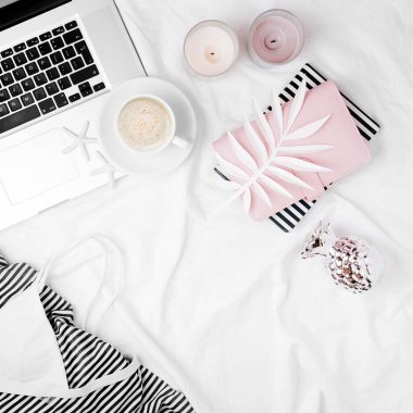 Dizüstü bilgisayar, Mayo, notebook, mumlar ve sabah kahve yatakta