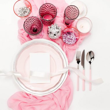 Beyaz arka plan üzerinde izole pastel pembe ve beyaz renklerde sofra bileşimi