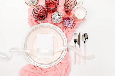 Beyaz arka plan üzerinde izole pastel pembe ve beyaz renklerde sofra bileşimi