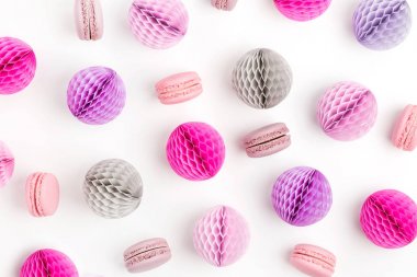 Macaroons ve beyaz arka plan üzerinde izole kağıt topları ile sorunsuz arka plan