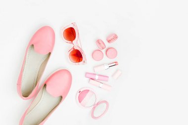 Güneş gözlüğü, ruj, allık, macaroons ve beyaz arka plan üzerinde izole kadın ayakkabı ile şık kompozisyon
