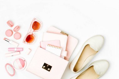 Güneş gözlüğü, ruj, allık, macaroons, dizüstü bilgisayarlar, beyaz kadın ayakkabı ve çanta beyaz arka plan üzerinde izole