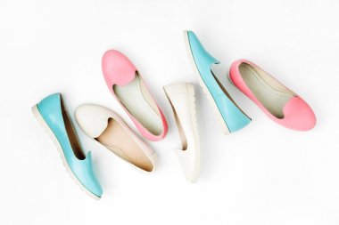 Beyaz, pembe ve turkuaz pastel renkler beyaz arka plan üzerinde izole şık Bayan Ayakkabı