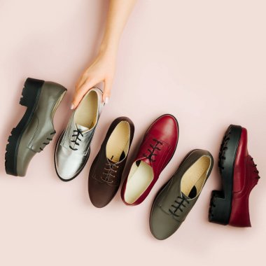 Şık kadın bahar ayakkabı çeşitli renk ve pastel pembe arka plan üzerinde el