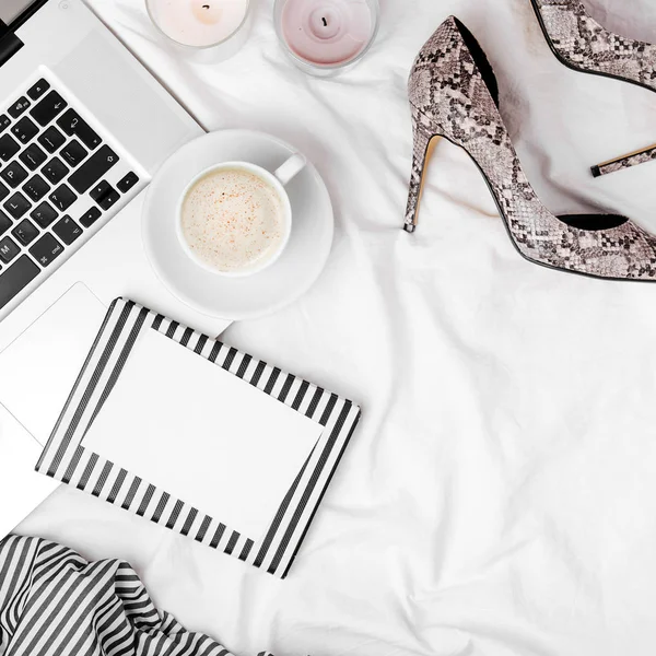 Modeblogger Arbeitsplatz Mit Laptop Schlangenschuhen Gläsern Kaffee Kerzen Und Notizbuch — Stockfoto