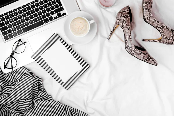 Fashion Blogger Werkruimte Met Laptop Slang Schoenen Bril Koffie Kaarsen — Stockfoto