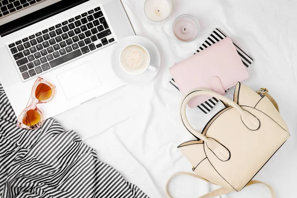 Fashion Blogger Werkruimte Met Laptop Vrouwelijke Accessoires Bed — Stockfoto