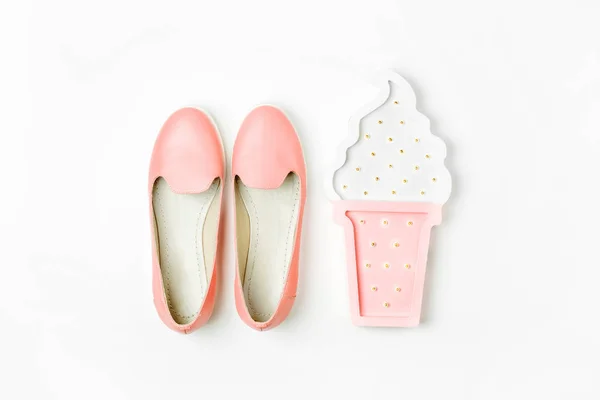 Plat Leggen Van Vrouwelijke Mode Accessoires Schoenen Ijs Fairy Lichten — Stockfoto