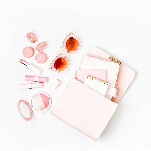 Óculos Sol Batons Blush Macaroons Cadernos Bolsa Isolada Fundo Branco — Fotografia de Stock