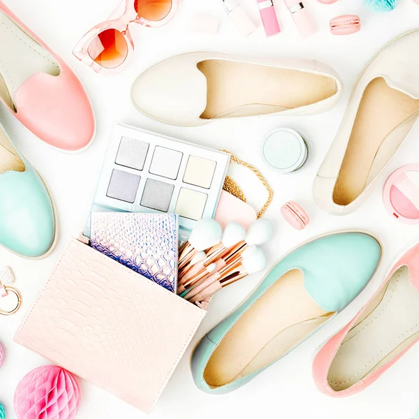 Kadın Moda Aksesuarları Ayakkabı Makyaj Ürünleri Pastel Renkler Çanta — Stok fotoğraf