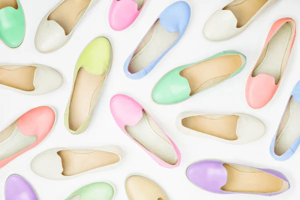 Patroon Gemaakt Van Kleurrijke Schoenen Pastel Kleuren Geïsoleerd Witte Achtergrond — Stockfoto