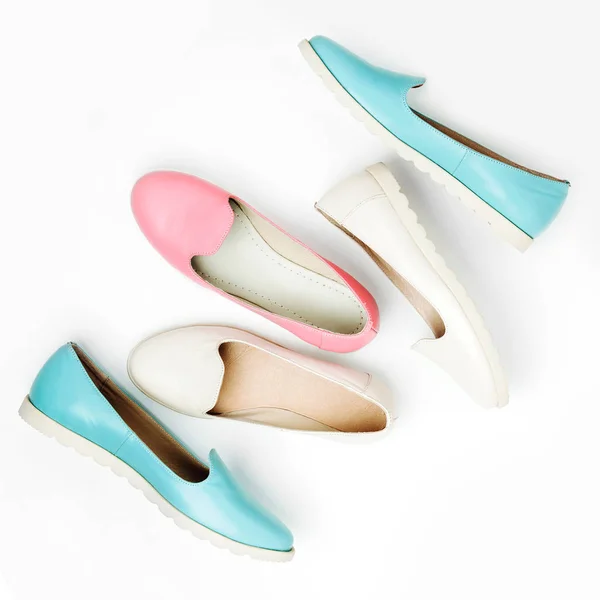 Modieuze Vrouwelijke Schoenen Witte Roze Turquoise Pastel Kleuren Geïsoleerd Witte — Stockfoto