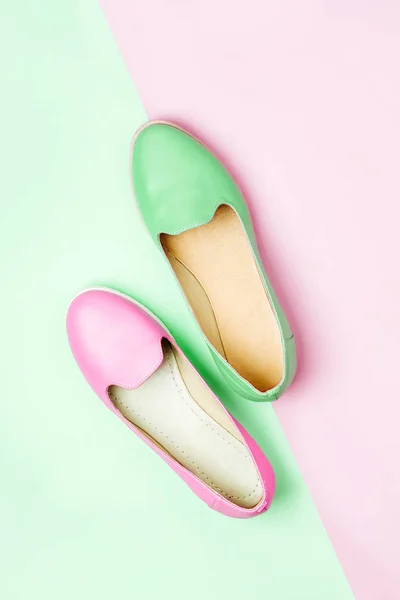 Стильная Женская Обувь Пастельно Зеленых Розовых Тонах — стоковое фото