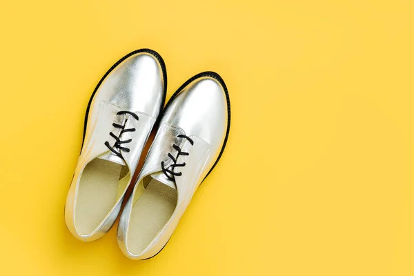 Elegante Prata Sapatos Mola Feminina Fundo Amarelo — Fotografia de Stock