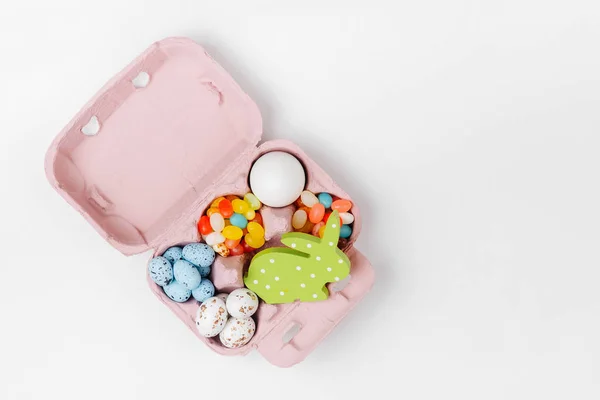 Telur Paskah Dan Permen Dalam Kotak Komposisi Dalam Warna Pastel — Stok Foto