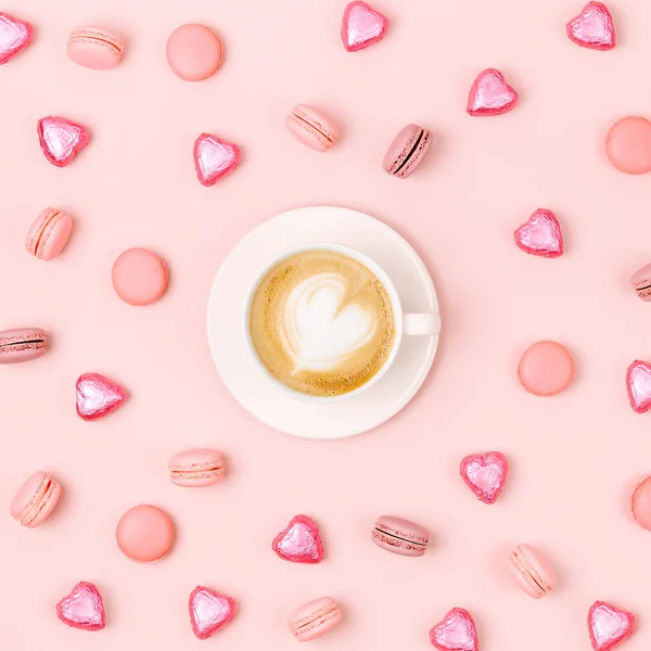 Tasse Café Avec Bonbons Macarons Sur Fond Rose Pâle Couché — Photo