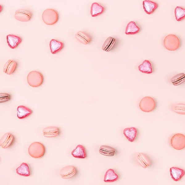 Patrón Hecho Macarrones Candys Sobre Fondo Rosa Pálido Lindo Concepto — Foto de Stock