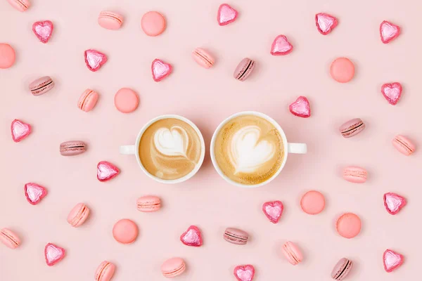 Tasses Café Avec Des Bonbons Des Macarons Sur Fond Rose — Photo