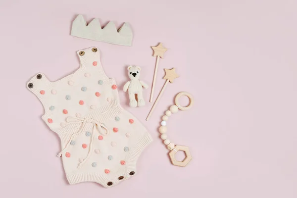 Leuke Set Babykleertjes Accessoires Roze Achtergrond Pastel Gebreide Romper Met — Stockfoto