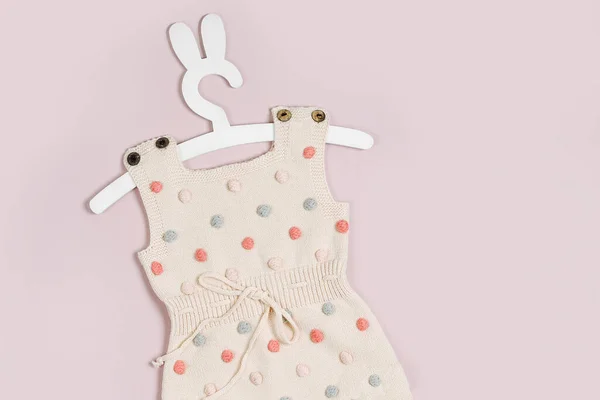 Fashion Pasgeboren Kleding Roze Achtergrond Pastel Gebreide Romper Met Stippen — Stockfoto