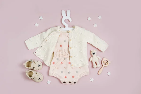 Niedliche Babybekleidung Und Accessoires Auf Rosa Hintergrund Pastell Gestrickter Strampler — Stockfoto