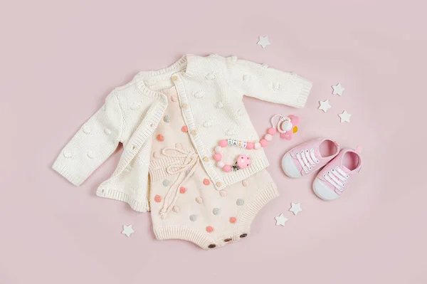 Pastell Gestrickter Strampler Mit Pullover Babyschuhen Und Schnuller Niedliche Babybekleidung — Stockfoto