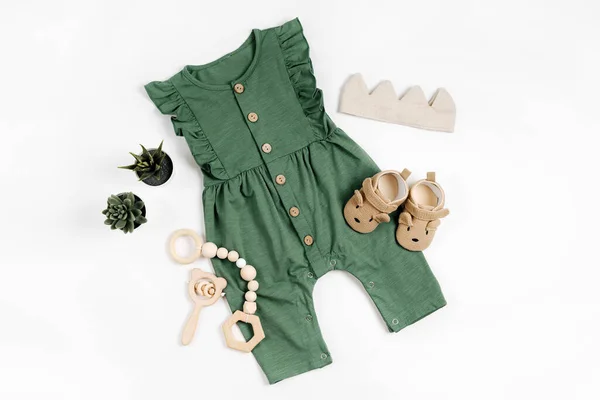 Copertina Verde Con Giocattoli Legno Scarpe Bambini Set Vestiti Bambini — Foto Stock