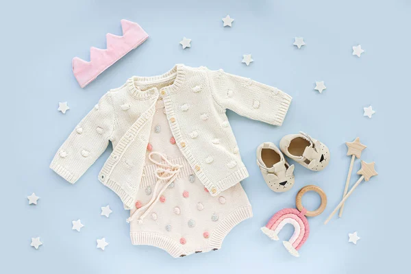 Niedliche Babybekleidung Und Accessoires Für Kleine Prinzessin Auf Blauem Hintergrund — Stockfoto