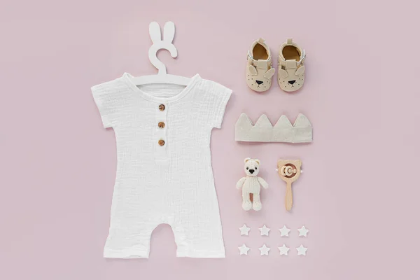 Conjunto Roupas Bebê Acessórios Fundo Rosa Bodysuit Branco Cabide Bonito — Fotografia de Stock