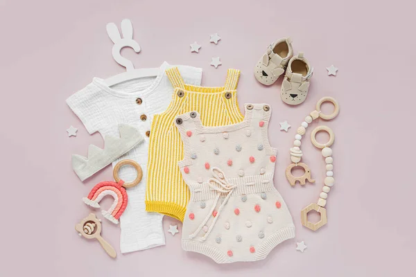 Conjunto Roupas Bebê Acessórios Fundo Rosa Vários Romper Bodysuit Sapatos — Fotografia de Stock