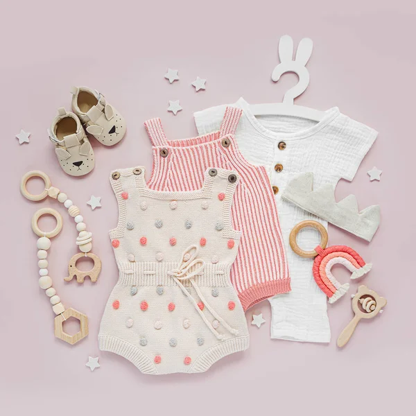 Set Babykleertjes Accessoires Roze Achtergrond Diverse Romper Bodysuit Babyschoenen Speelgoed — Stockfoto