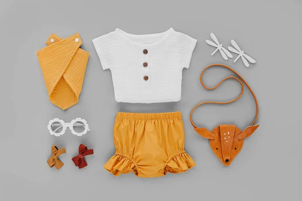 Weißes Hemd Orangefarbene Shorts Mit Kinderhandtasche Und Sonnenbrille Set Babybekleidung — Stockfoto