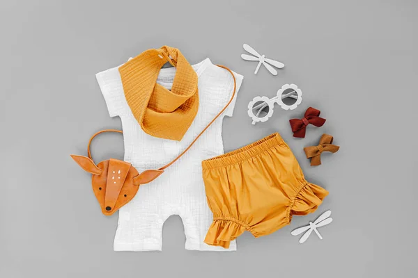 Mameluco Blanco Pantalón Corto Naranja Con Bolso Para Niños Gafas —  Fotos de Stock