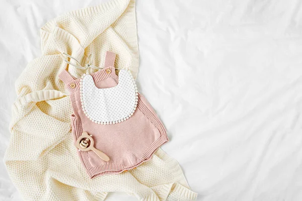 Roze Bodysuit Slabbetje Gebreide Deken Set Kinderkleding Accessoires Bed Mode — Stockfoto
