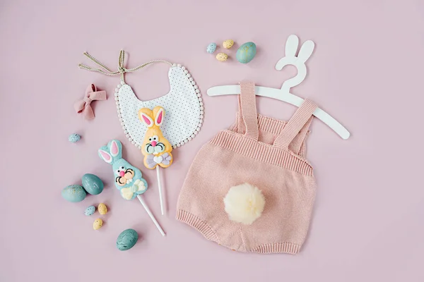 Bayi Lucu Kostum Kelinci Paskah Bodysuit Knitted Dengan Berbulu Ekor — Stok Foto