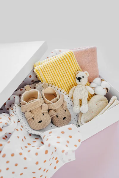 Caja Con Cosas Bebé Accesorios Para Recién Nacidos Sobre Fondo —  Fotos de Stock