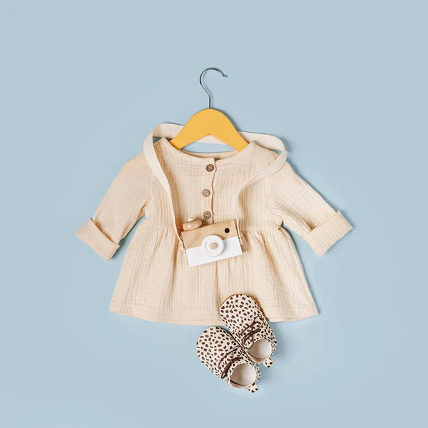 Біла Сукня Вішалці Іграшковою Камерою Взуттям Набір Дитячого Одягу Аксесуарів — стокове фото
