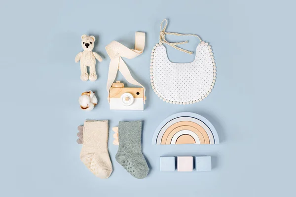 Conjunto Coisas Bebê Acessórios Para Menino Fundo Azul Claro Meias — Fotografia de Stock
