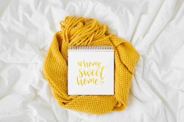 Sıcak ekose ile yatakta Dizüstü. Sonbahar konsepti.