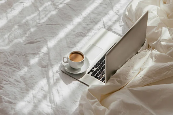Laptop Και Φλιτζάνι Καφέ Λευκό Κρεβάτι Μια Κουβέρτα Δουλειά Στο — Φωτογραφία Αρχείου
