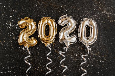 2020 rakamları şeklinde folyo balonlar. Yeni yıl kutlaması. Altın ve gümüş Hava Balonları. Tatil parti dekorasyon. 