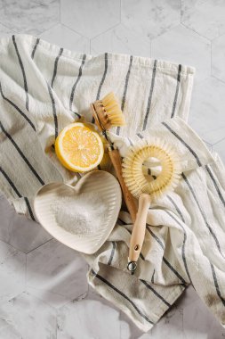 Doğal temizlik ürünleri limon ve bambu çanak fırçalar ile kabartma tozu. Çevre dostu. Sıfır atık kavramı. Plastik ücretsiz.