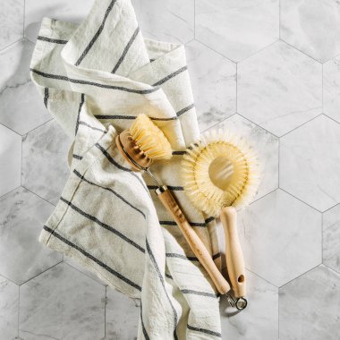 Bulaşık yıkama fırçaları. Çevre dostu... Sıfır atık kavramı. Plastik ücretsiz. Düz döşeme, üst görünüm 