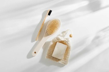 Eco çanta, sabun bambu diş fırçası, doğal fırça Eko kozmetik ürünler ve araçlar. Sıfır atık plastik ücretsiz. Sürdürülebilir yaşam tarzı kavramı