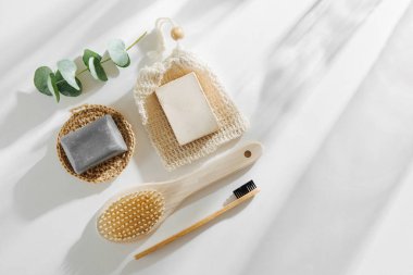 Eco çanta, sabun bambu diş fırçası, doğal fırça Eko kozmetik ürünler ve araçlar. Sıfır atık plastik ücretsiz. Sürdürülebilir yaşam tarzı kavramı